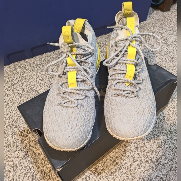 Men's Gray & Yellow Sneakers Size 12 - Picture 2 of 5